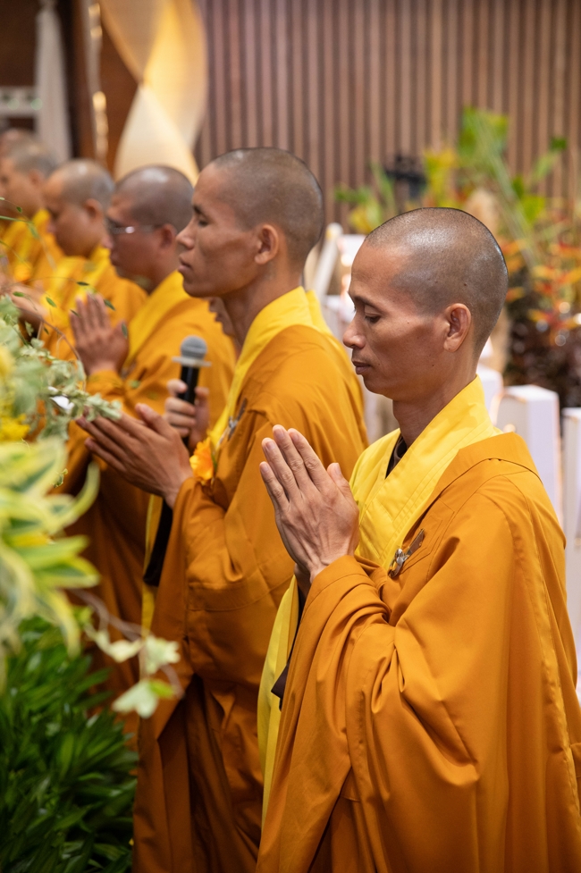 “The Rose Pinning on Shirt” Ullambana Ceremony for Businessmen