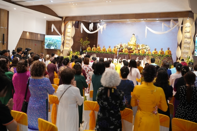 “The Rose Pinning on Shirt” Ullambana Ceremony for Businessmen