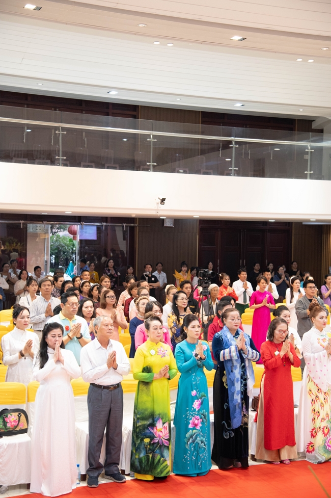 “The Rose Pinning on Shirt” Ullambana Ceremony for Businessmen