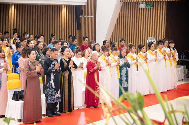 “The Rose Pinning on Shirt” Ullambana Ceremony for Businessmen