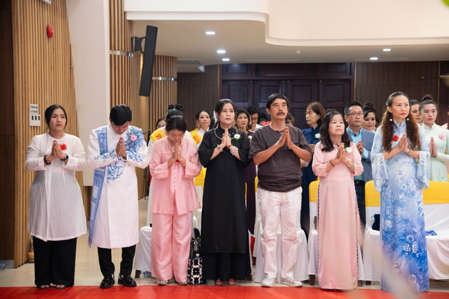 “The Rose Pinning on Shirt” Ullambana Ceremony for Businessmen