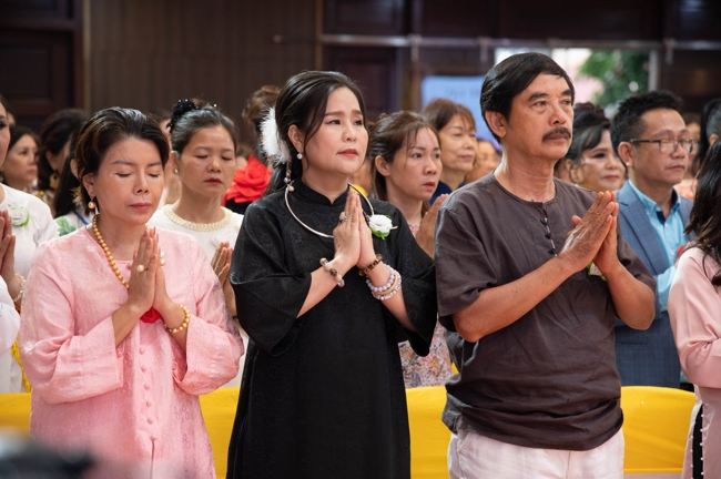 “The Rose Pinning on Shirt” Ullambana Ceremony for Businessmen