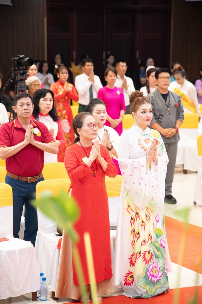 “The Rose Pinning on Shirt” Ullambana Ceremony for Businessmen