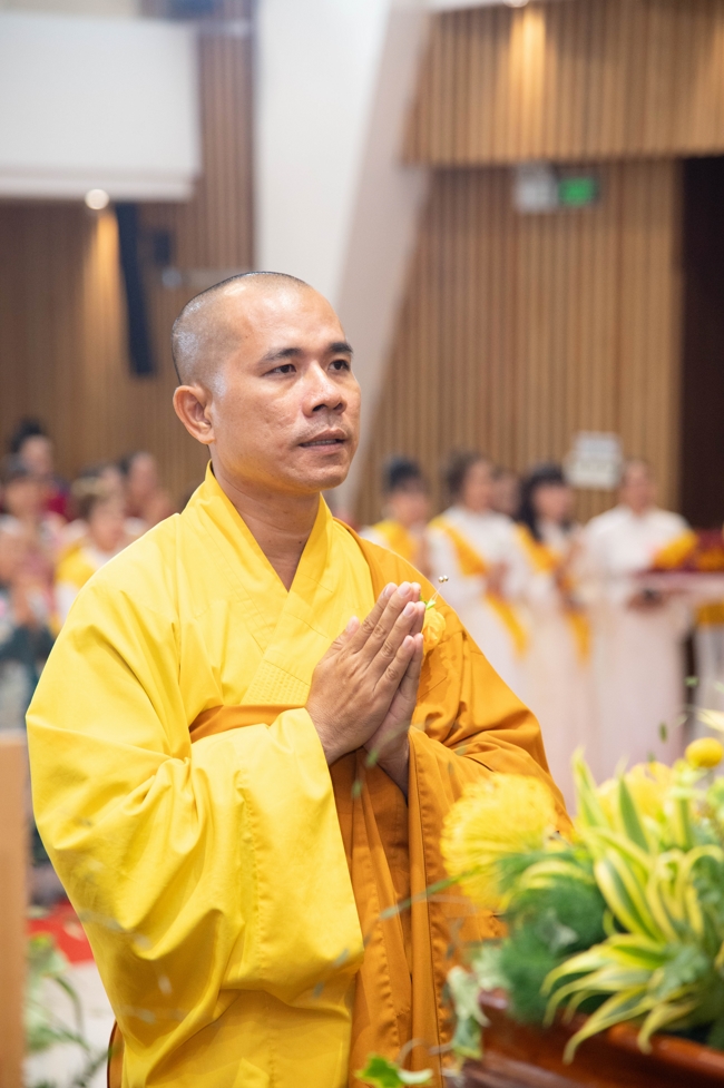 “The Rose Pinning on Shirt” Ullambana Ceremony for Businessmen