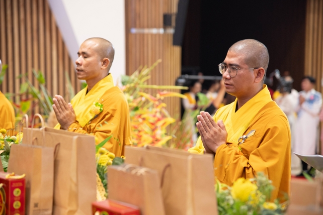 “The Rose Pinning on Shirt” Ullambana Ceremony for Businessmen