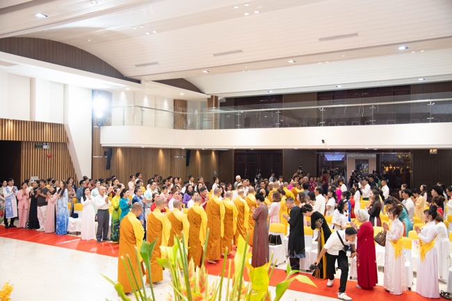 “The Rose Pinning on Shirt” Ullambana Ceremony for Businessmen