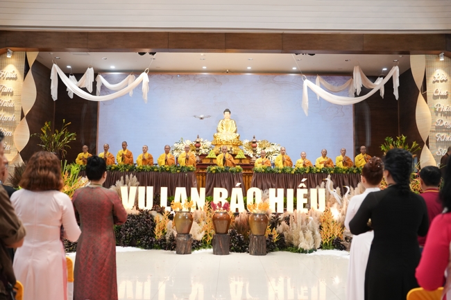 “The Rose Pinning on Shirt” Ullambana Ceremony for Businessmen