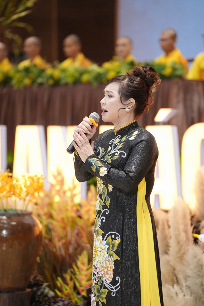 “The Rose Pinning on Shirt” Ullambana Ceremony for Businessmen