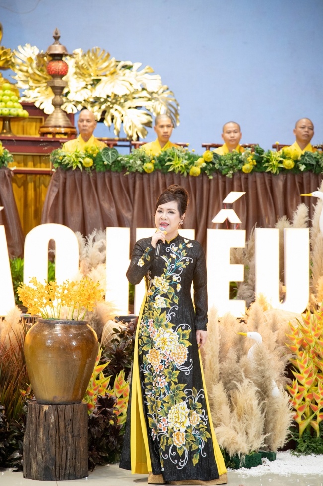 “The Rose Pinning on Shirt” Ullambana Ceremony for Businessmen