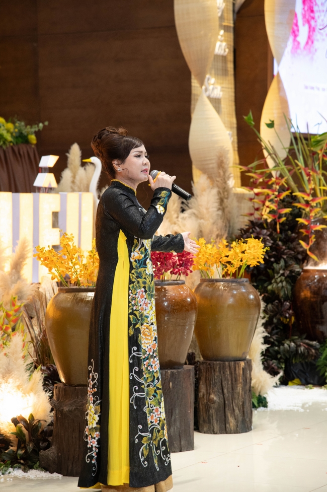 “The Rose Pinning on Shirt” Ullambana Ceremony for Businessmen