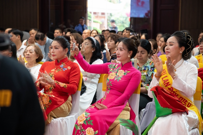 “The Rose Pinning on Shirt” Ullambana Ceremony for Businessmen
