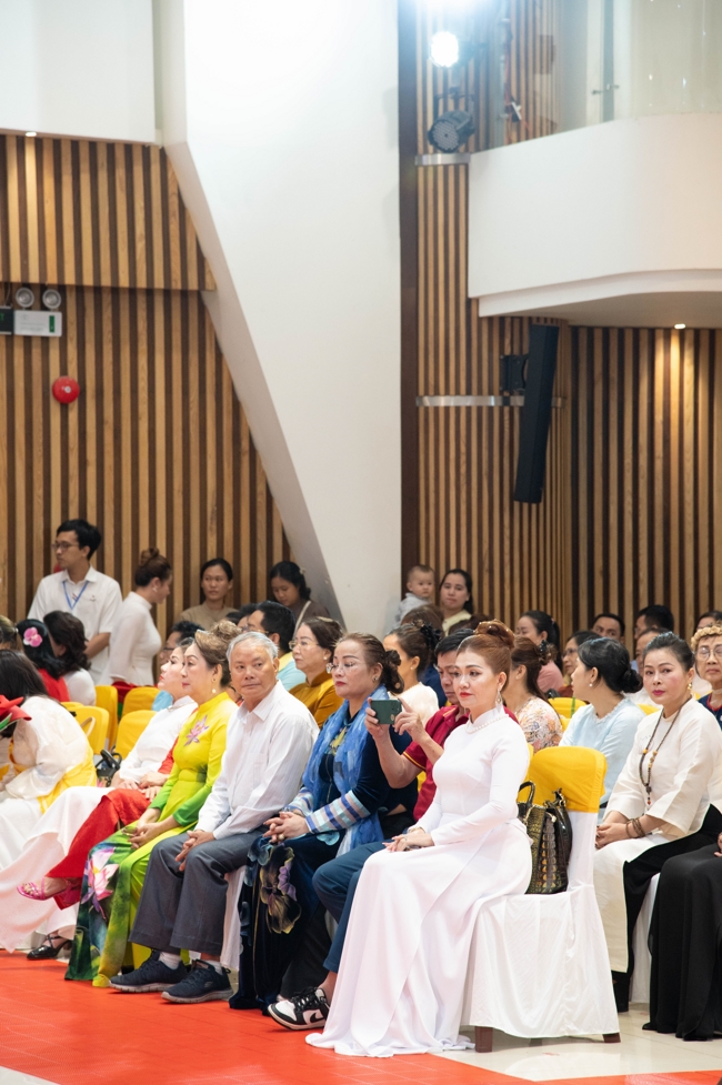 “The Rose Pinning on Shirt” Ullambana Ceremony for Businessmen