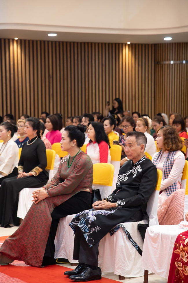 “The Rose Pinning on Shirt” Ullambana Ceremony for Businessmen