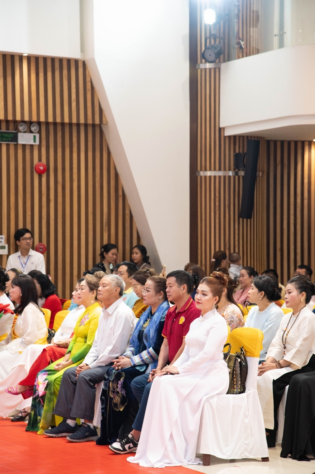 “The Rose Pinning on Shirt” Ullambana Ceremony for Businessmen