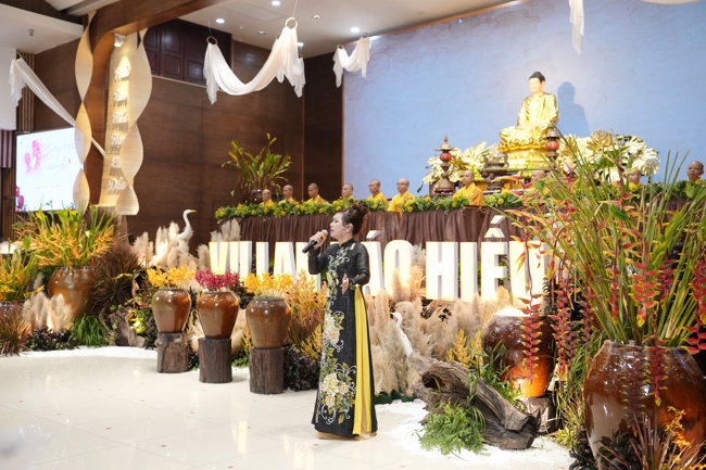 “The Rose Pinning on Shirt” Ullambana Ceremony for Businessmen