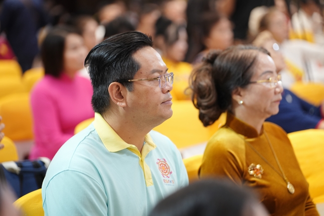 “The Rose Pinning on Shirt” Ullambana Ceremony for Businessmen