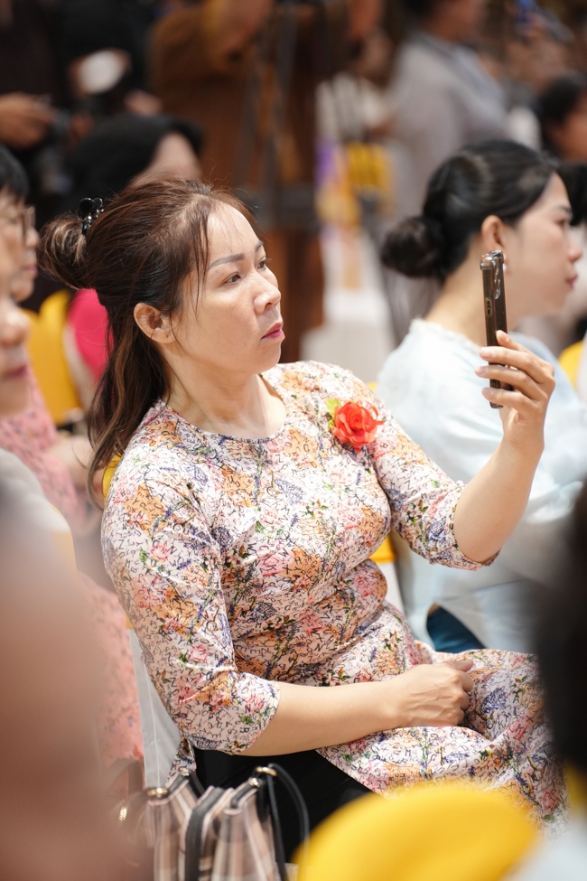 “The Rose Pinning on Shirt” Ullambana Ceremony for Businessmen