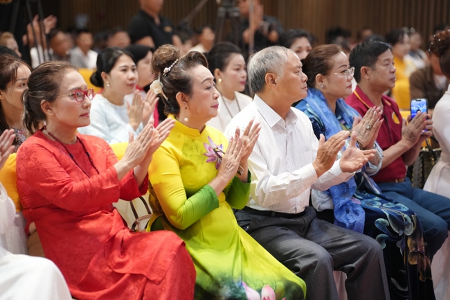 “The Rose Pinning on Shirt” Ullambana Ceremony for Businessmen