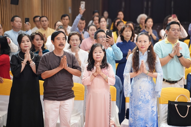 “The Rose Pinning on Shirt” Ullambana Ceremony for Businessmen