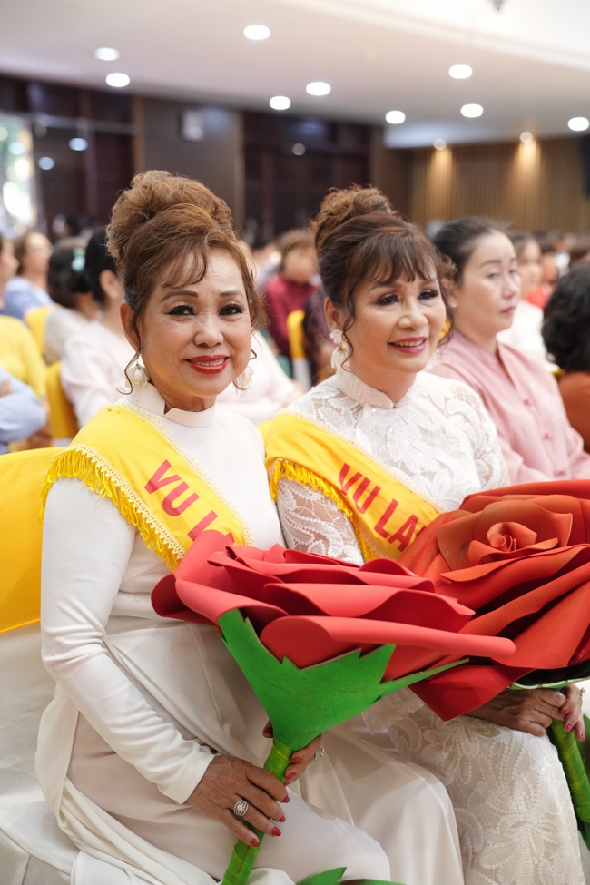 “The Rose Pinning on Shirt” Ullambana Ceremony for Businessmen