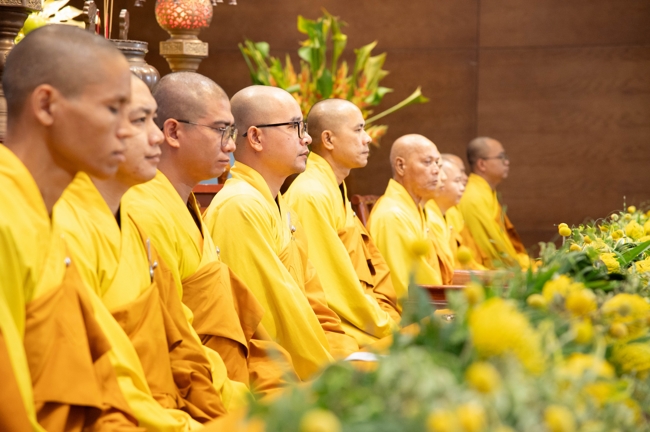 “The Rose Pinning on Shirt” Ullambana Ceremony for Businessmen