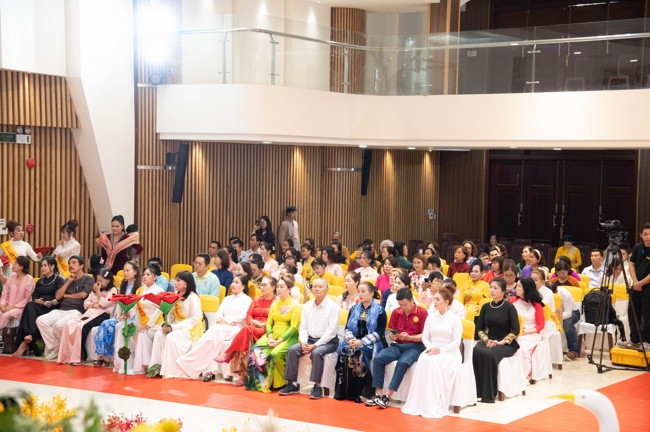 “The Rose Pinning on Shirt” Ullambana Ceremony for Businessmen