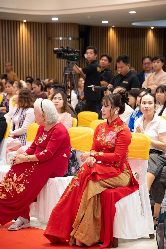 “The Rose Pinning on Shirt” Ullambana Ceremony for Businessmen