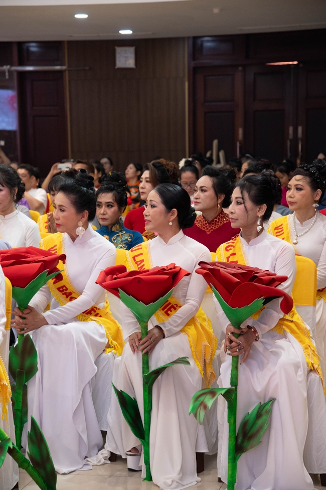 “The Rose Pinning on Shirt” Ullambana Ceremony for Businessmen