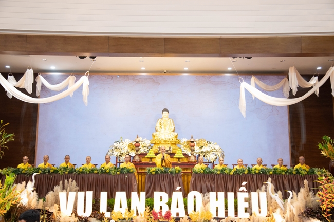 “The Rose Pinning on Shirt” Ullambana Ceremony for Businessmen