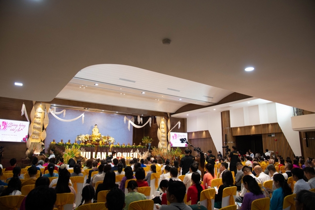 “The Rose Pinning on Shirt” Ullambana Ceremony for Businessmen