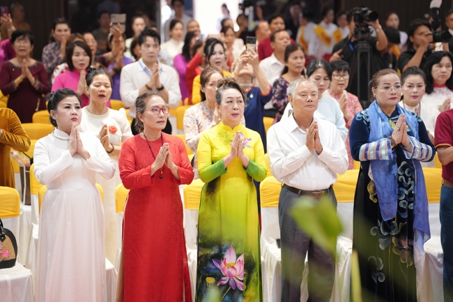 “The Rose Pinning on Shirt” Ullambana Ceremony for Businessmen