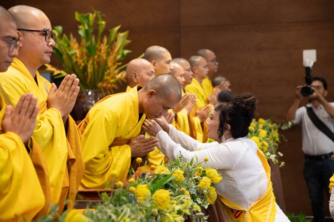 “The Rose Pinning on Shirt” Ullambana Ceremony for Businessmen