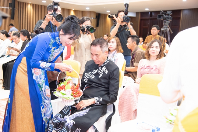 “The Rose Pinning on Shirt” Ullambana Ceremony for Businessmen