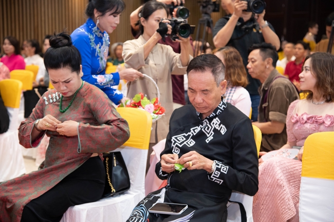 “The Rose Pinning on Shirt” Ullambana Ceremony for Businessmen