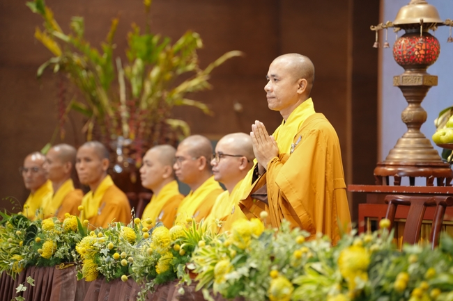 “The Rose Pinning on Shirt” Ullambana Ceremony for Businessmen