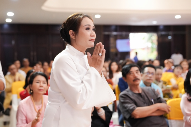 “The Rose Pinning on Shirt” Ullambana Ceremony for Businessmen