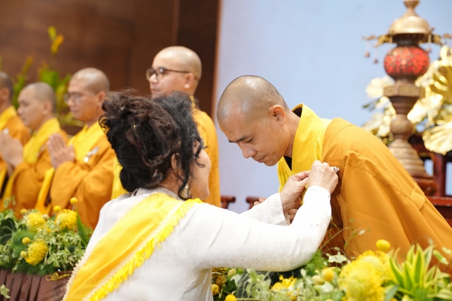 “The Rose Pinning on Shirt” Ullambana Ceremony for Businessmen