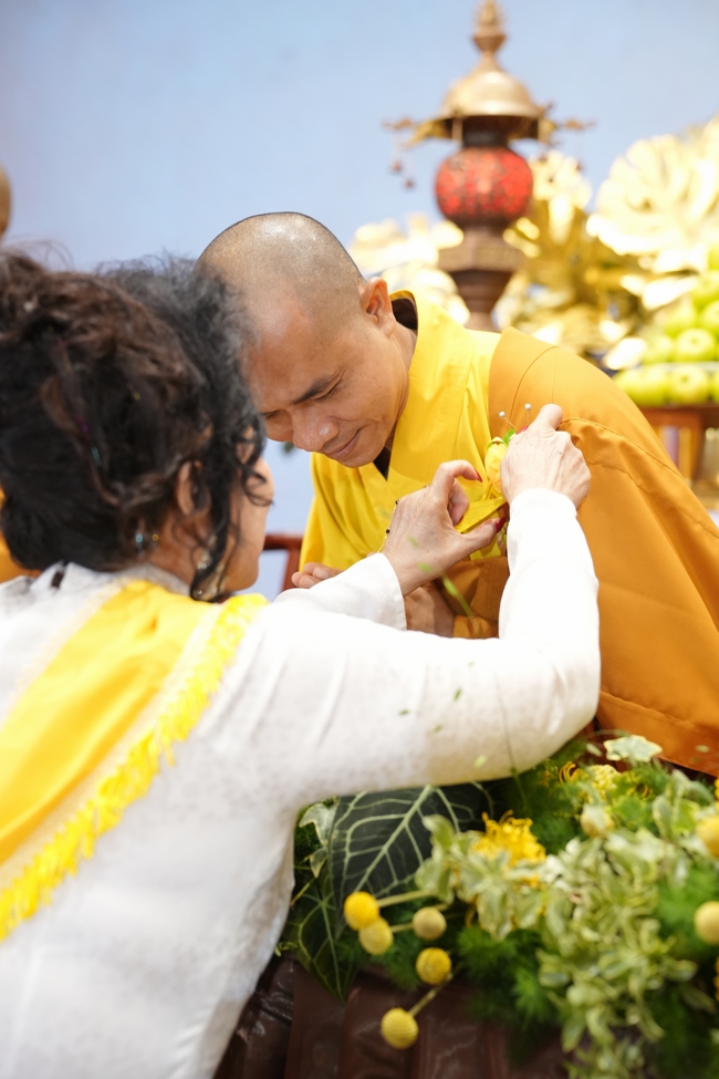 “The Rose Pinning on Shirt” Ullambana Ceremony for Businessmen