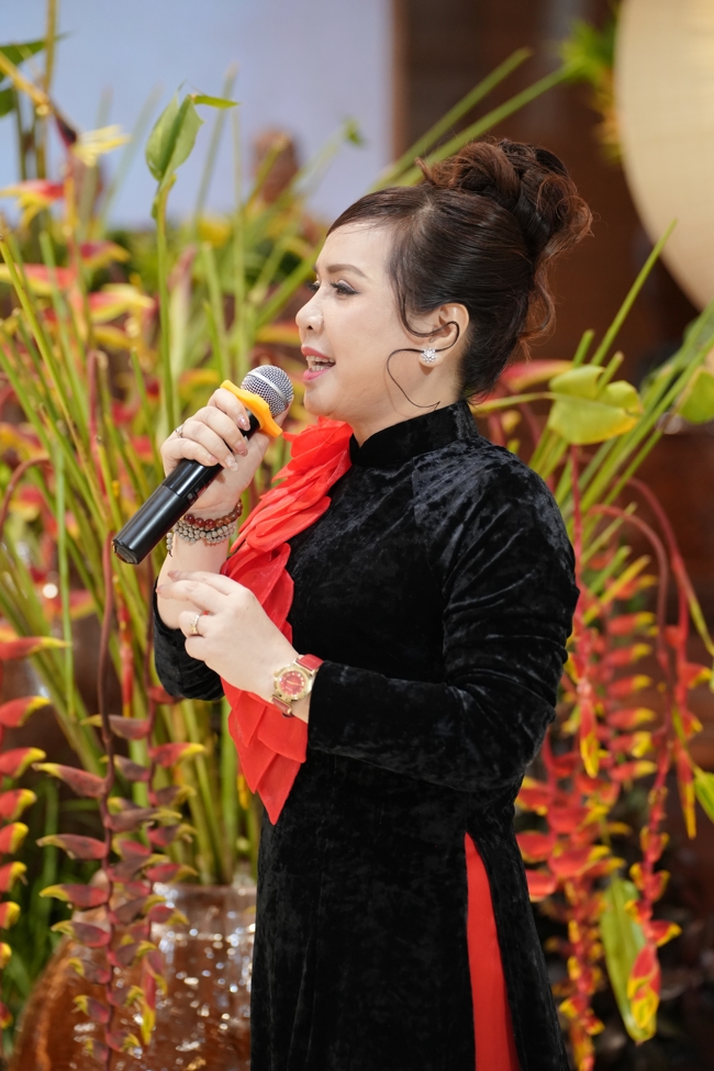 “The Rose Pinning on Shirt” Ullambana Ceremony for Businessmen