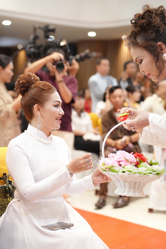 “The Rose Pinning on Shirt” Ullambana Ceremony for Businessmen