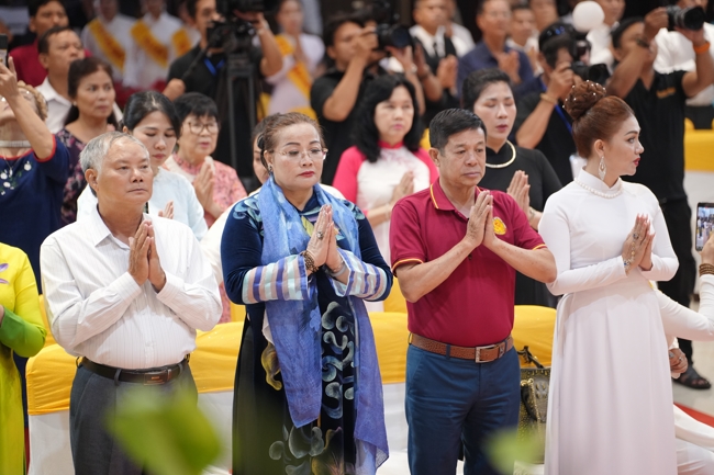 “The Rose Pinning on Shirt” Ullambana Ceremony for Businessmen
