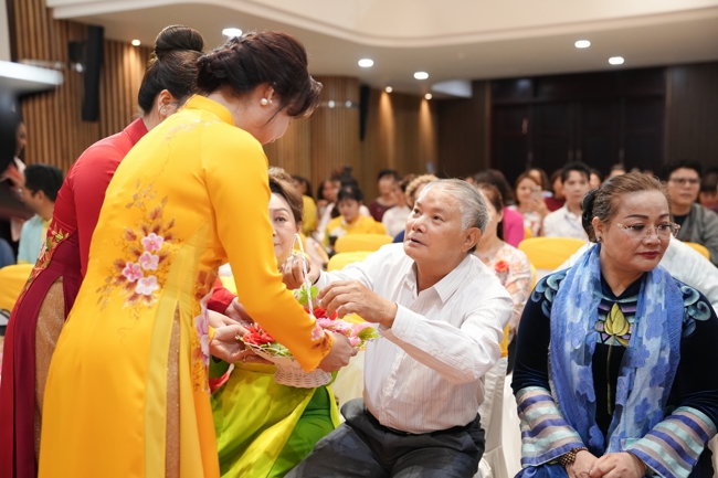 “The Rose Pinning on Shirt” Ullambana Ceremony for Businessmen