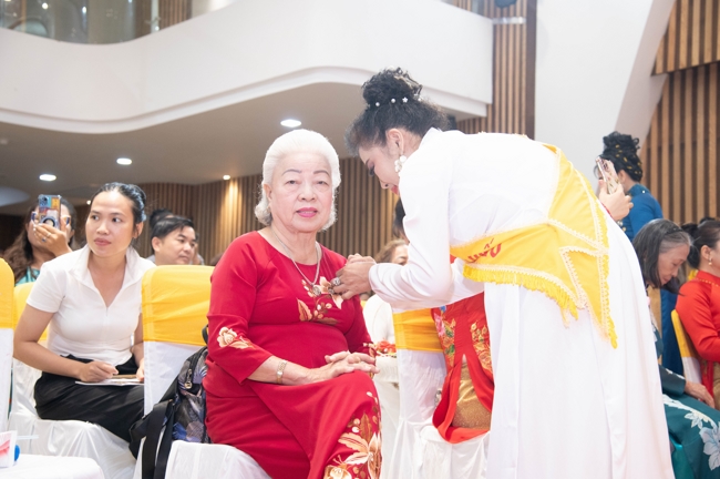 “The Rose Pinning on Shirt” Ullambana Ceremony for Businessmen