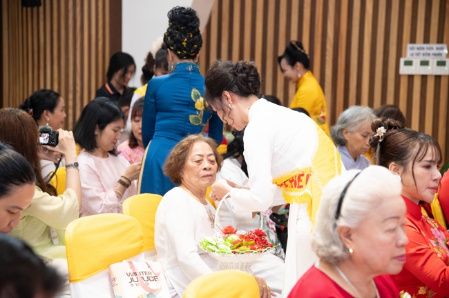 “The Rose Pinning on Shirt” Ullambana Ceremony for Businessmen