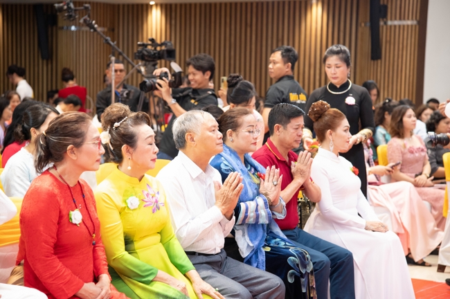 “The Rose Pinning on Shirt” Ullambana Ceremony for Businessmen