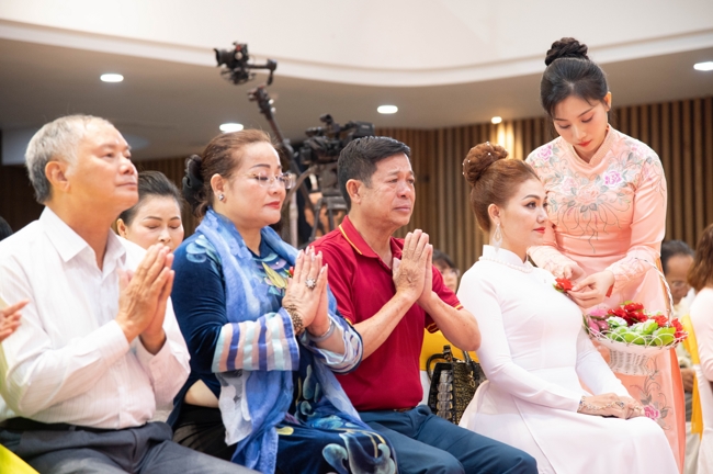 “The Rose Pinning on Shirt” Ullambana Ceremony for Businessmen