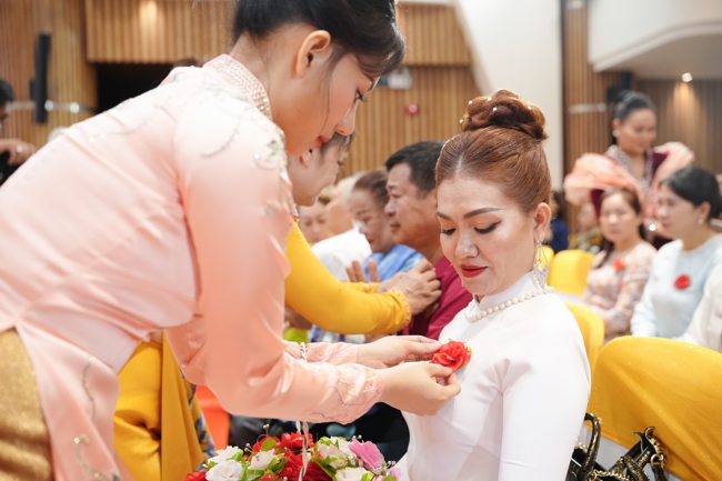 “The Rose Pinning on Shirt” Ullambana Ceremony for Businessmen