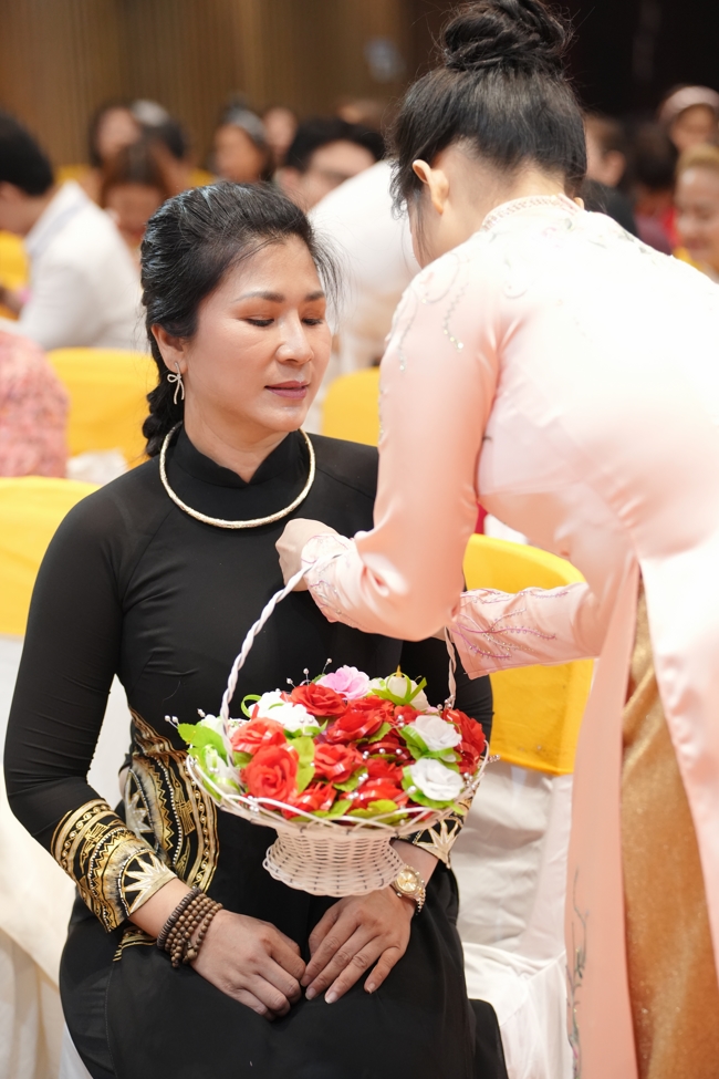 “The Rose Pinning on Shirt” Ullambana Ceremony for Businessmen