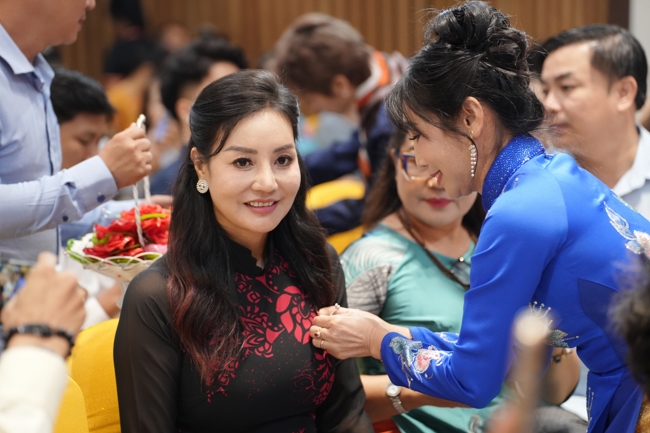 “The Rose Pinning on Shirt” Ullambana Ceremony for Businessmen