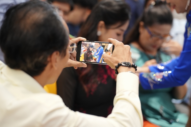 “The Rose Pinning on Shirt” Ullambana Ceremony for Businessmen